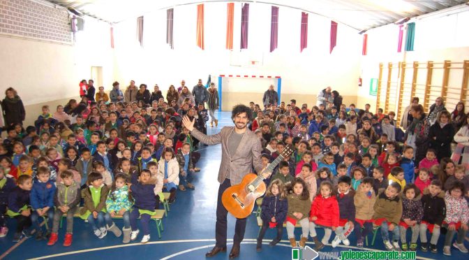 Pablo Villegas ofrece un concierto didáctico en el CEIP Ángel Oliván