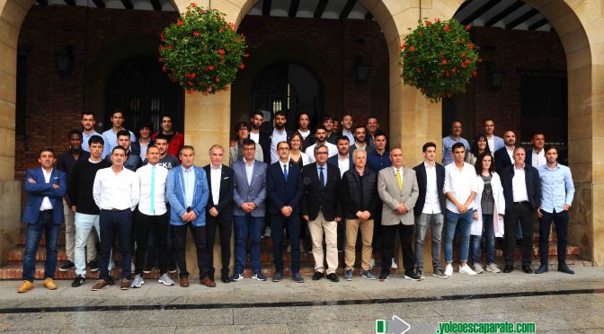 El Club Deportivo Calahorra es recibido con honores en el Ayuntamiento