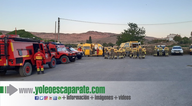 Continúa activo el incendio declarado ayer en las zonas entre Villarroya, Autol y Quel